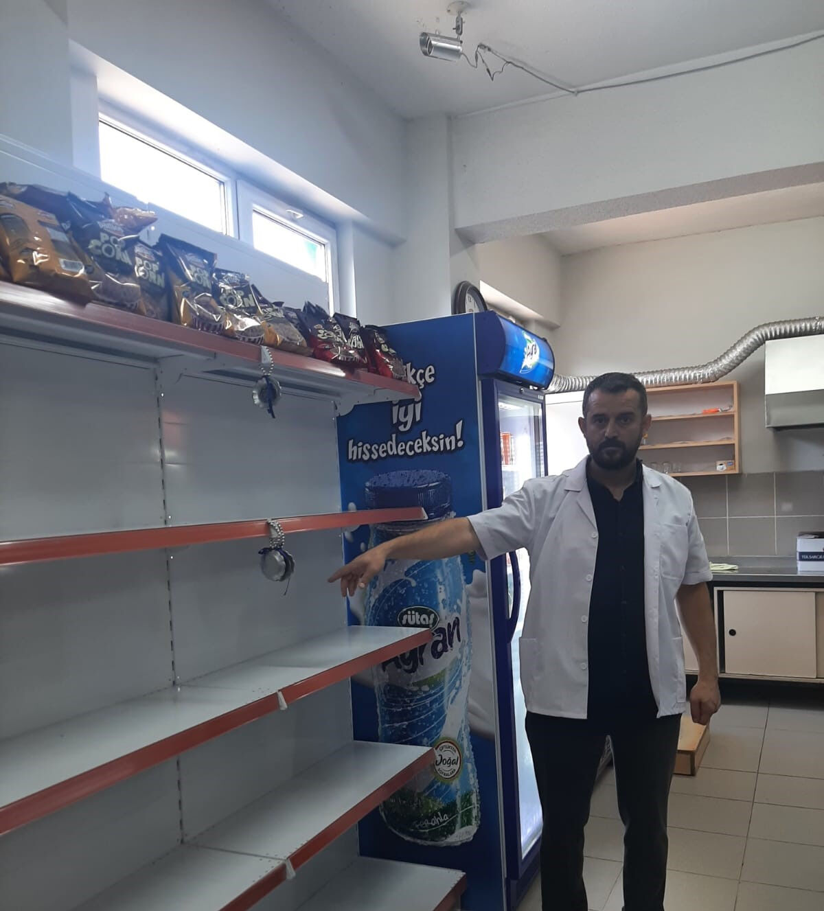 Sakarya'da mobbing yapıldığını söyleyen kantinci isyan etti! 'İşte istedikleri bu' diyerek okulda yaşananları anlattı Mobbing yapıldığını söyleyen kantinci isyan etti! 'İşte istedikleri bu' diyerek tepki gösterdi - 1. Resim