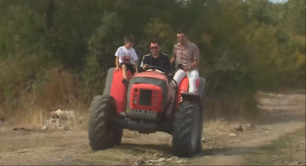 Murat Kurşun 50 dönümlük çiftliğinin kapılarını ilk kez açtı! Çiftlikte yok yok! Hamam, şelale, şömine... - 2. Resim