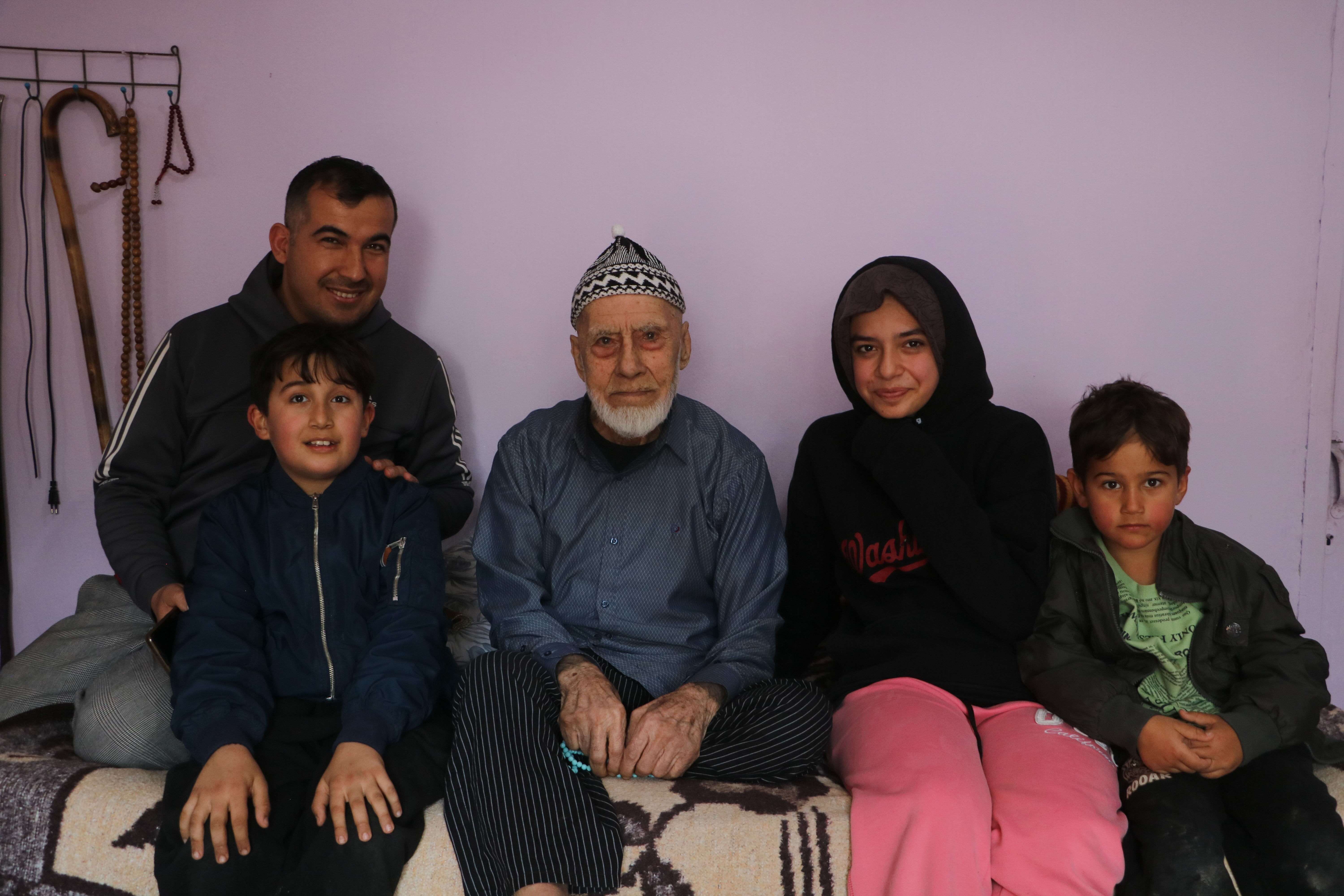 Pandemide hastanenin önünden bile geçmedi! Hatay'da 103 yaşındaki Beşir dede görenleri şaşırtıyor - 1. Resim
