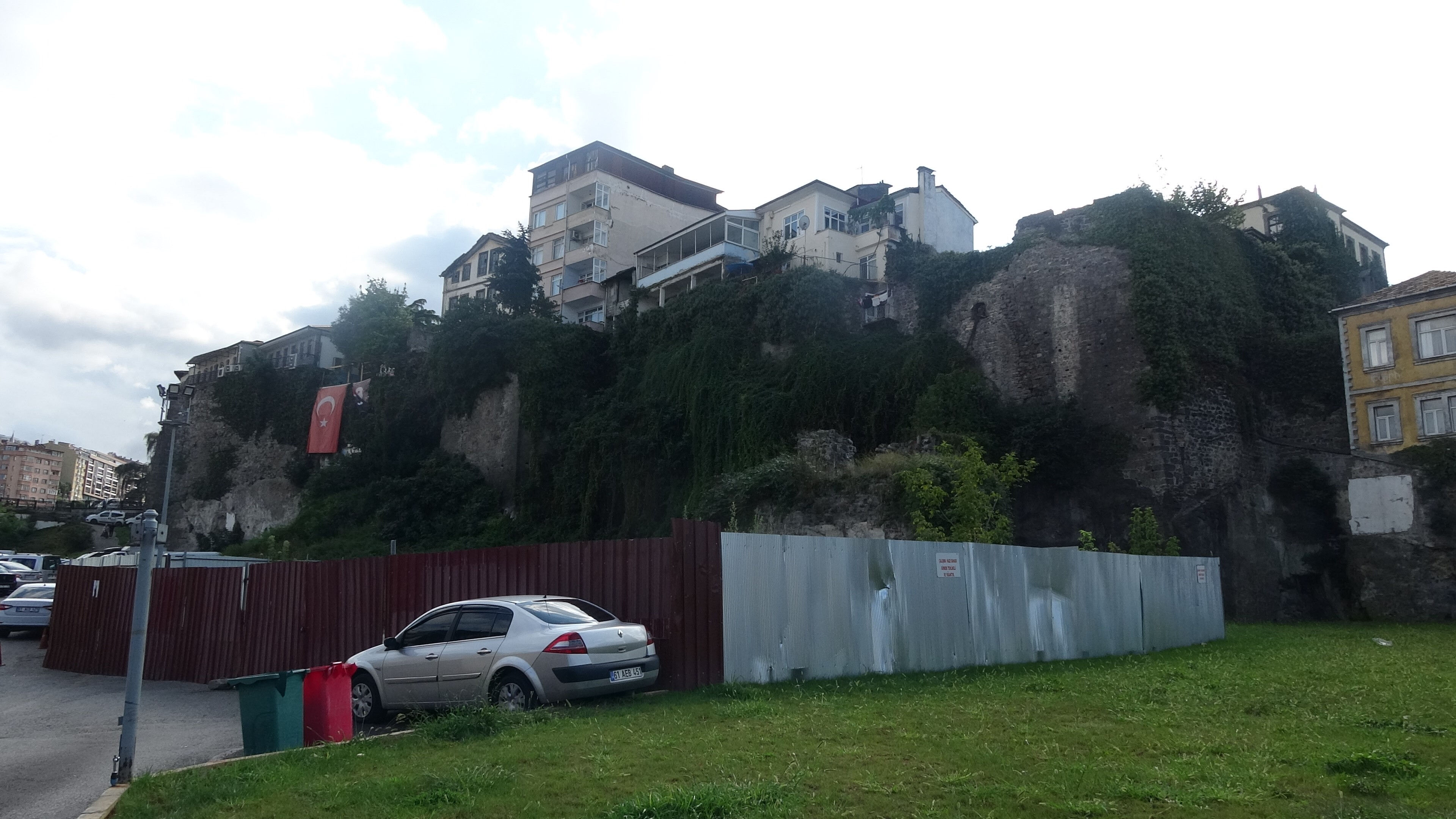 Trabzon surlarındaki çirkin fayanslar için yeni harekete geçildi Trabzon surlarındaki çirkin fayanslar için yeni harekete geçildi - 1. Resim