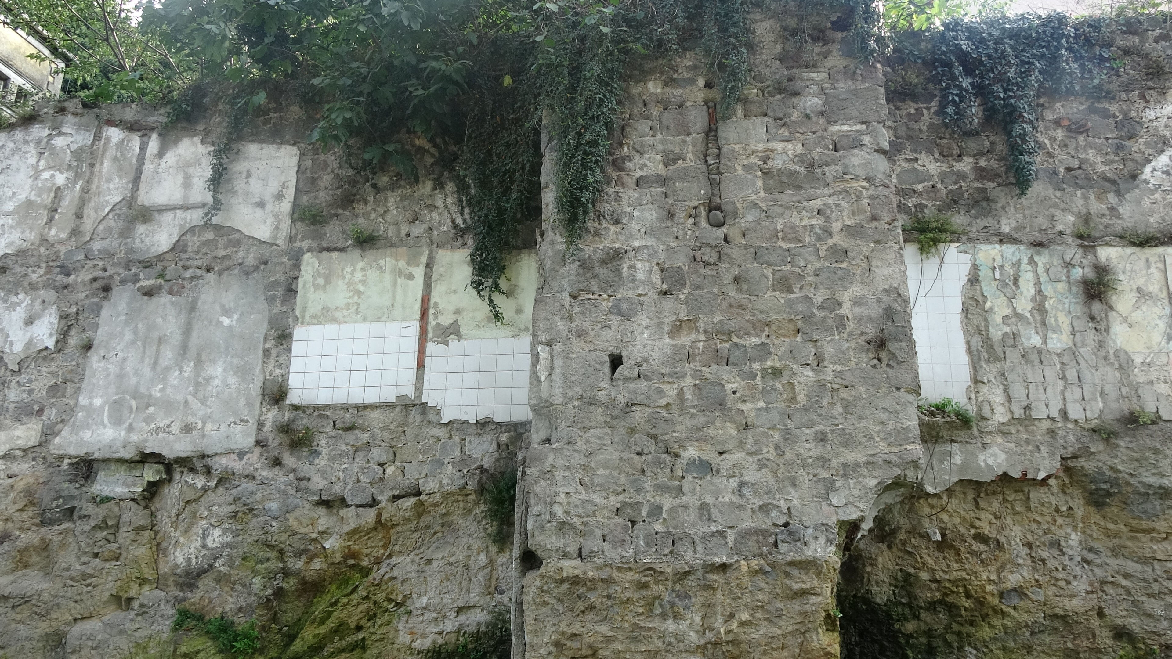 Trabzon surlarındaki çirkin fayanslar için yeni harekete geçildi Trabzon surlarındaki çirkin fayanslar için yeni harekete geçildi - 2. Resim