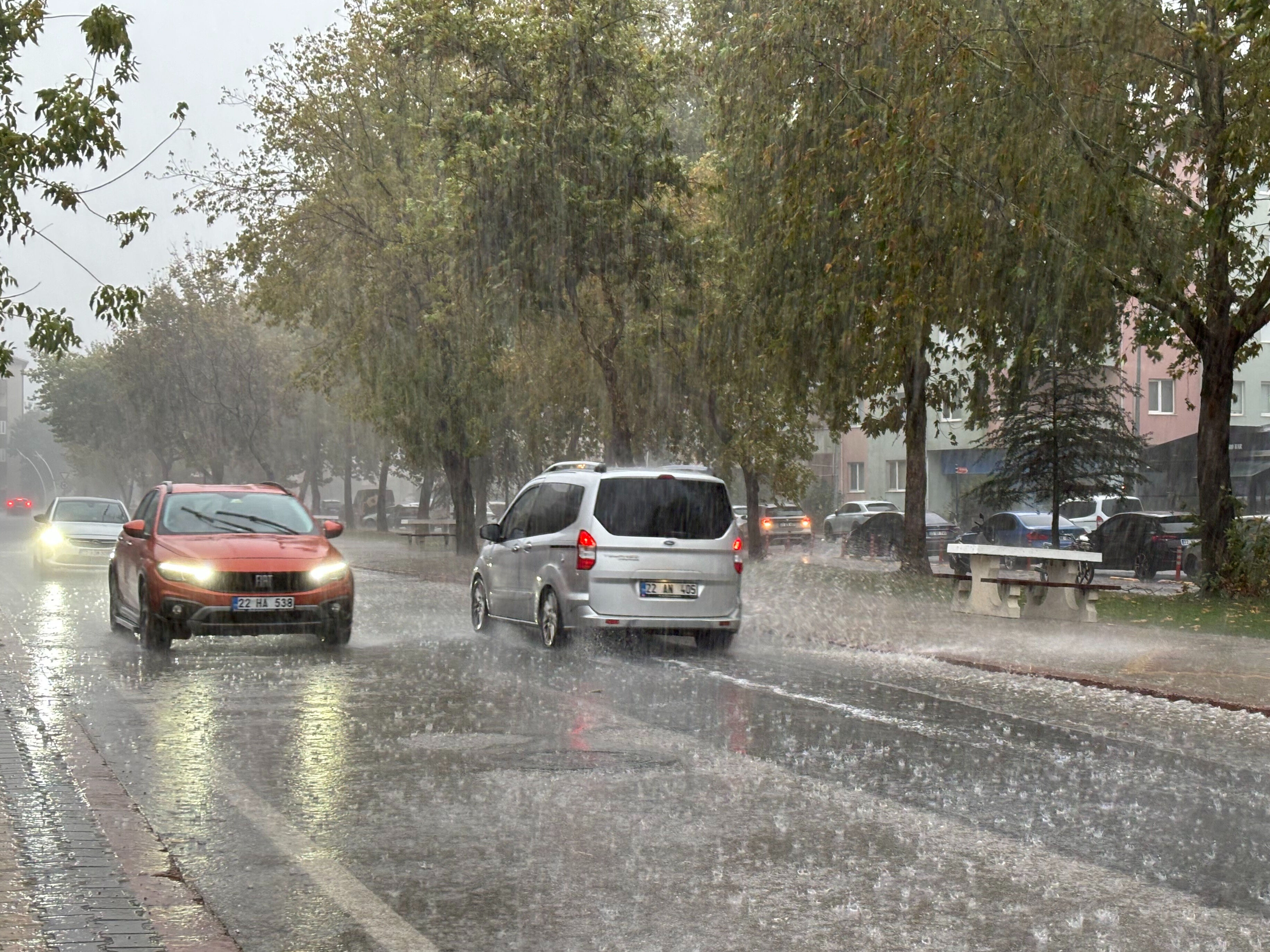 Trakya'da sağanak yağış etkili oldu! Edirne ve Kırklareli'nde şiddetli yağmur zor anlar yaşattı Trakya'da sağanak yağış etkili oldu! Edirne ve Kırklareli'nde şiddetli yağmur zor anlar yaşattı - 1. Resim