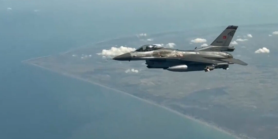 T&uuml;rk jetlerinden Karadeniz'in uluslararası hava sahasında eğitim - 1. Resim