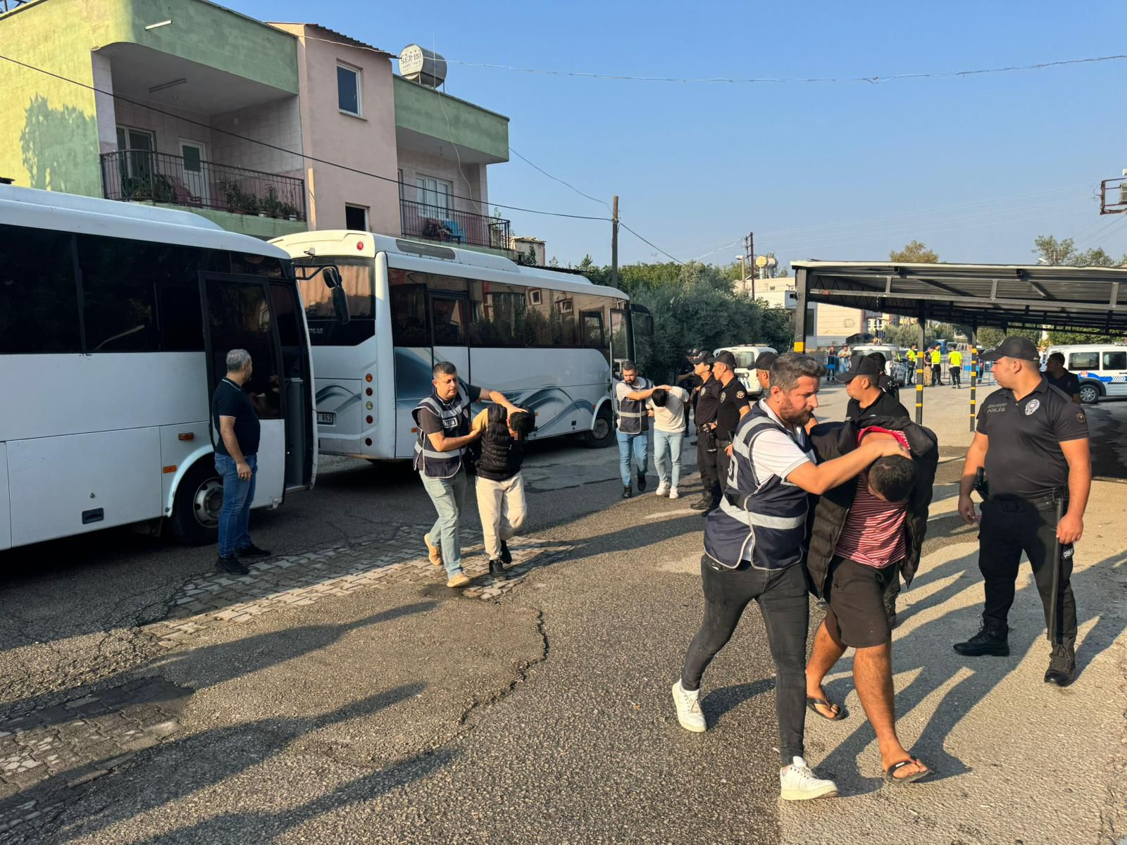 18 şüpheli 14 yaşındaki kız çocuğunu istismar iddiasıyla gözaltına alındı - 1. Resim