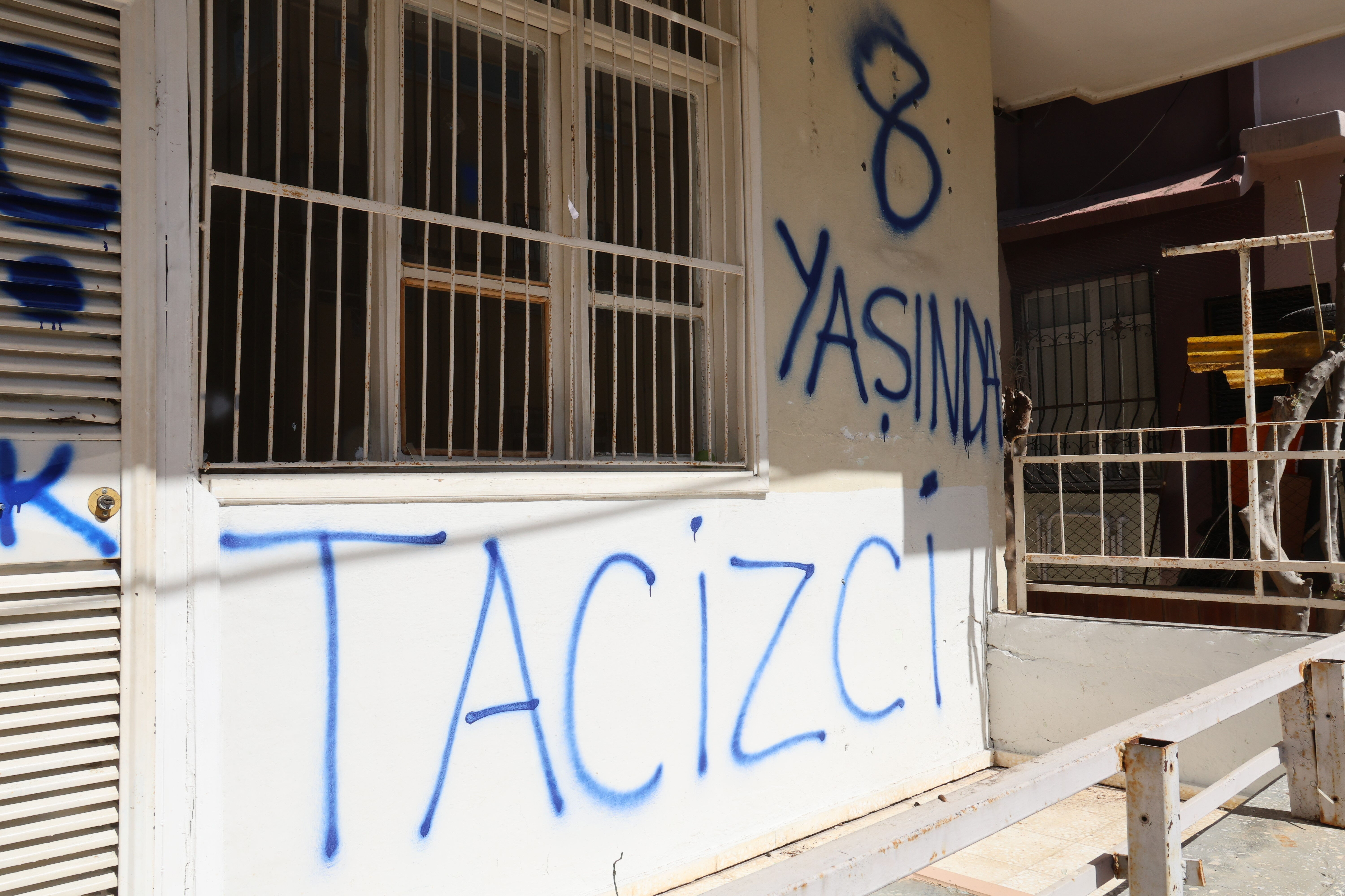 Adana'da 8 yaşındaki erkek çocuğa cinsel istismar! Mahalle ayaklandı: Narin ve Sıla kızımıza üzülürken... - 1. Resim