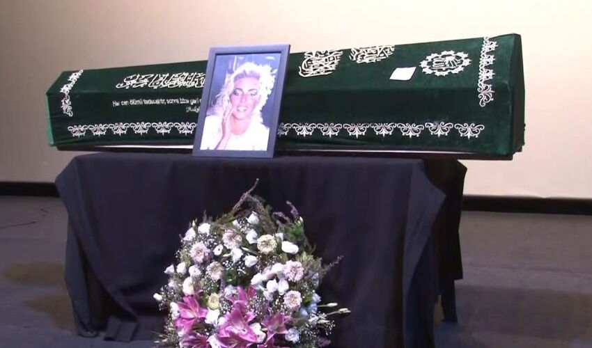 Ahu Tuğba defnedilirken yoktu! Bülent Ersoy’dan ilginç açıklama... Kendi cenazesine kendi gidecekmiş - 1. Resim