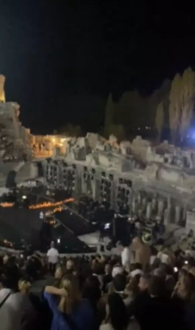 Ajda Pekkan konserinde olay! İzleyiciler, şarkıcıya tepki gösterip yuhaladı - 3. Resim