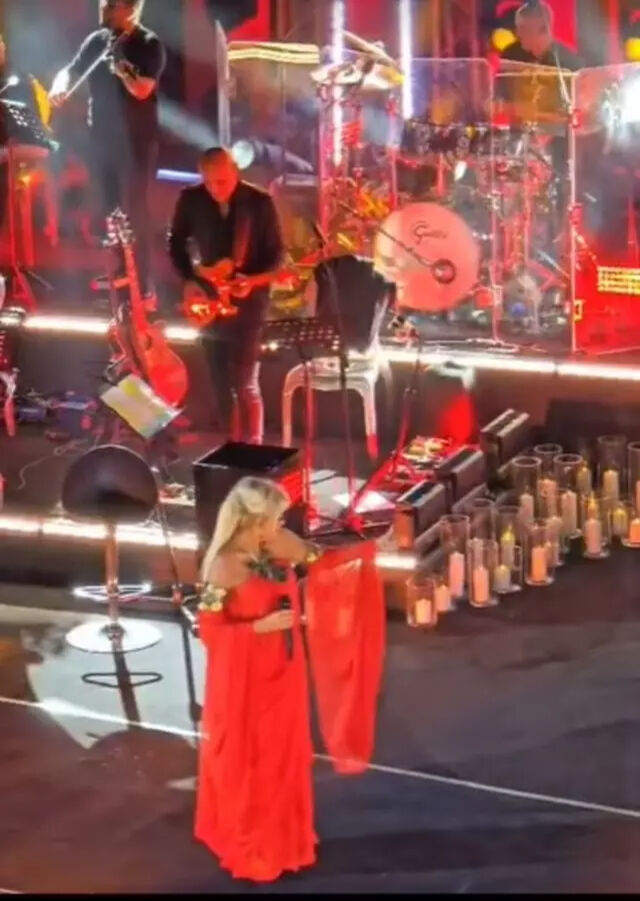 Ajda Pekkan konserinde olay! İzleyiciler, şarkıcıya tepki gösterip yuhaladı - 4. Resim