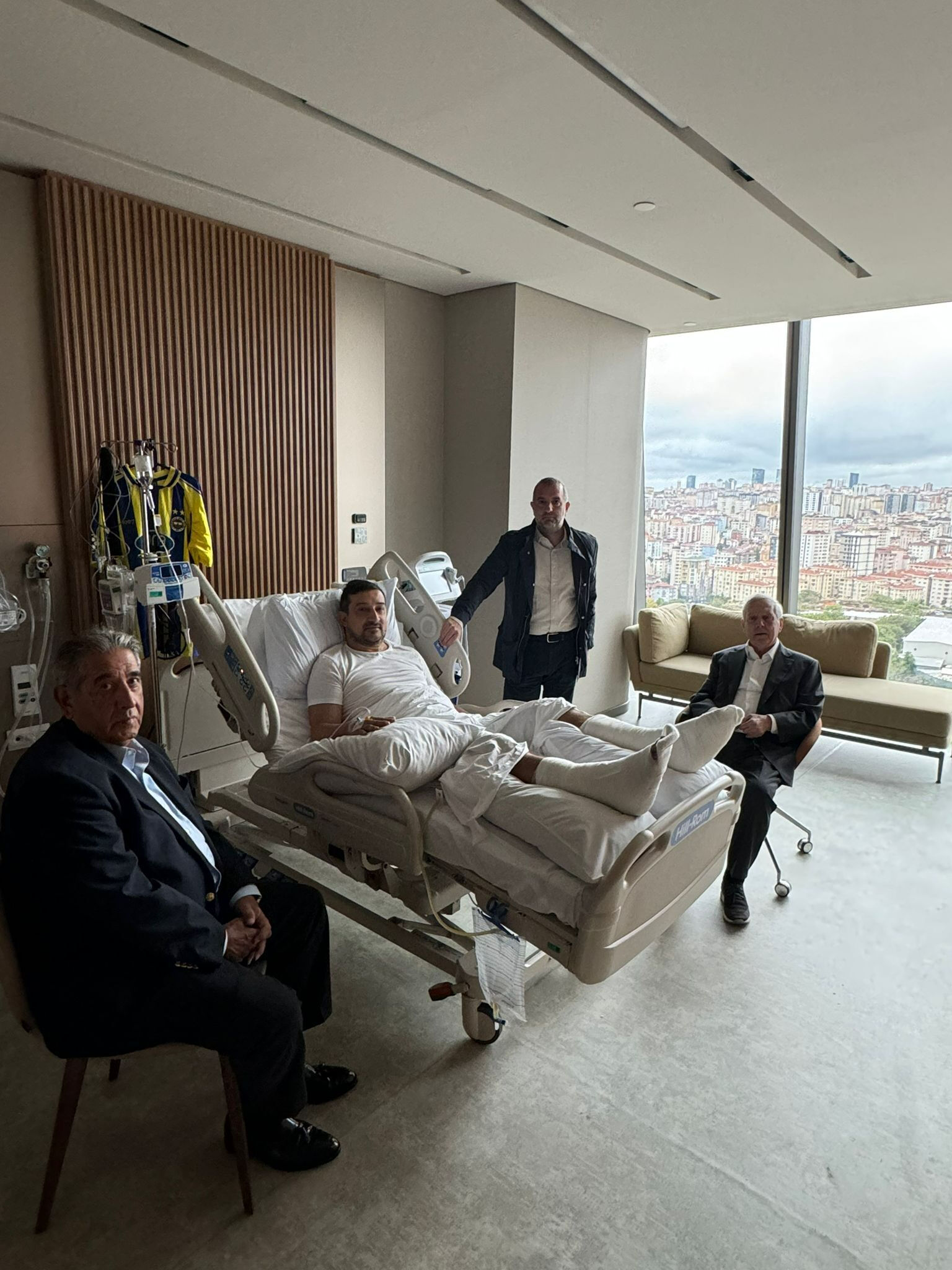 Aziz Yıldırım, silahlı saldırıya uğrayan Serhat Akın'ı ziyaret etti - 1. Resim