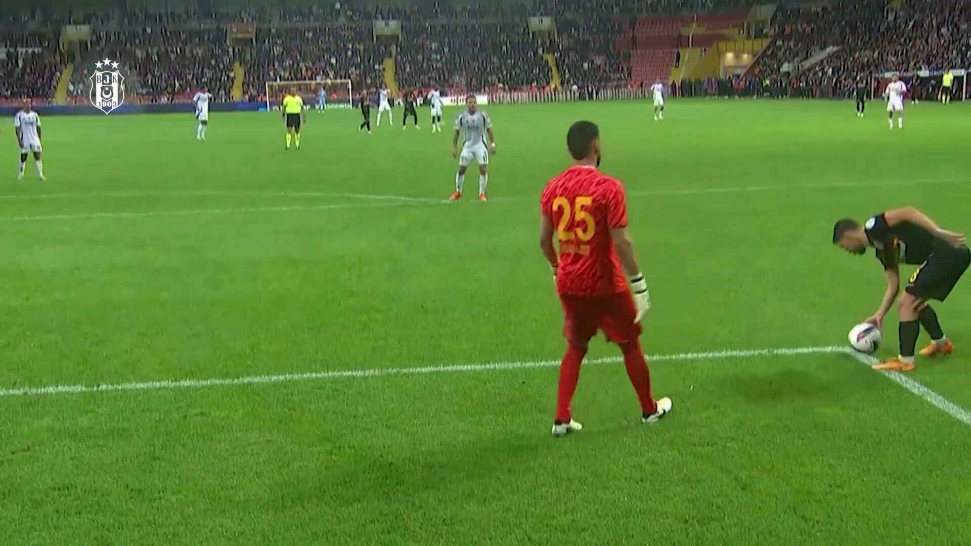 Beşiktaş'tan penaltı tepkisi! Mert Günok maç sonunda açıklamalarda bulundu - 1. Resim