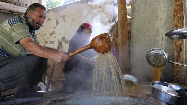 Bu yıl verim yüksek! Meşe külünde saatlerce kaynatılıyor... Hem rengi hem lezzetti başka Bu yıl verim yüksek! Meşe külünde saatlerce kaynatılıyor... Hem rengi hem lezzetti başka - 2. Resim