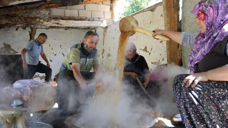 Bu yıl verim yüksek! Meşe külünde saatlerce kaynatılıyor... Hem rengi hem lezzetti başka Bu yıl verim yüksek! Meşe külünde saatlerce kaynatılıyor... Hem rengi hem lezzetti başka - 3. Resim