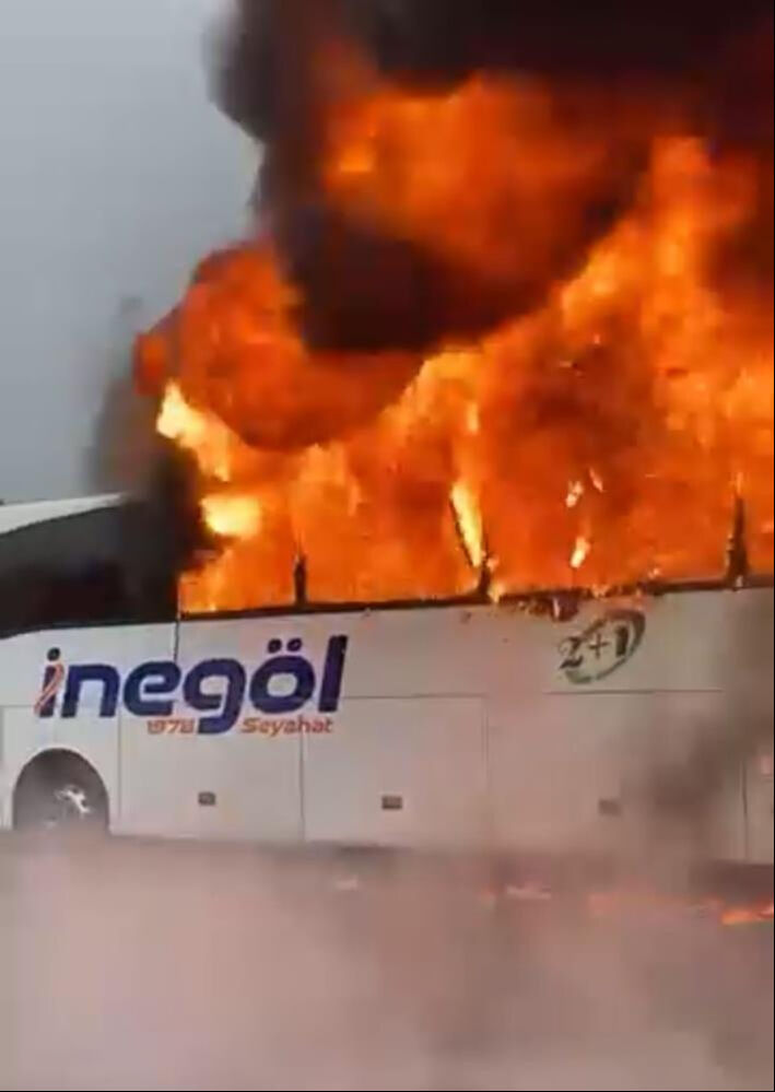 Bursa'da büyük panik! Yolcu otobüsü cayır cayır yandı, dehşet anları kamerada Bursa'da büyük panik! Yolcu otobüsü cayır cayır yandı, dehşet anları kamerada - 2. Resim