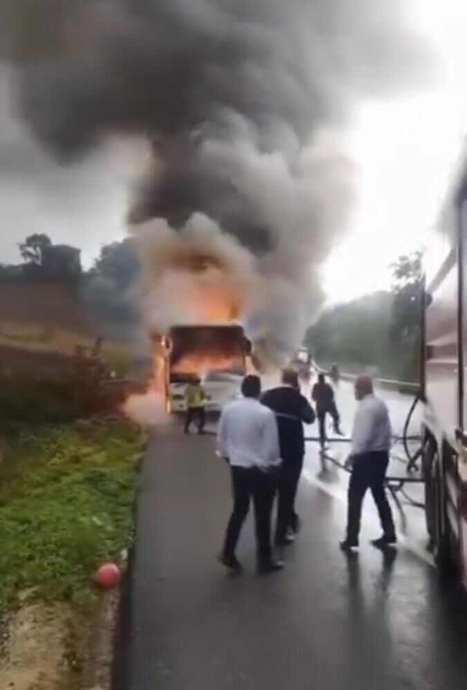 Bursa'da büyük panik! Yolcu otobüsü cayır cayır yandı, dehşet anları kamerada Bursa'da büyük panik! Yolcu otobüsü cayır cayır yandı, dehşet anları kamerada - 5. Resim