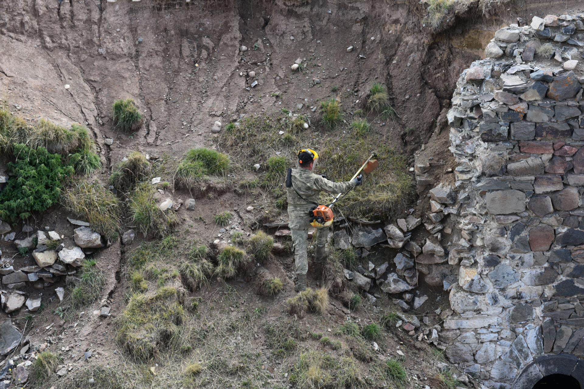Erzurum'daki tabyalara Mehmetçik'ten mıntıka temizliği...  Valilik tabyalar için harekete geçti Erzurum'daki tabyalara Mehmetçik'ten mıntıka temizliği...  Valilik tabyalar için harekete geçti - 2. Resim