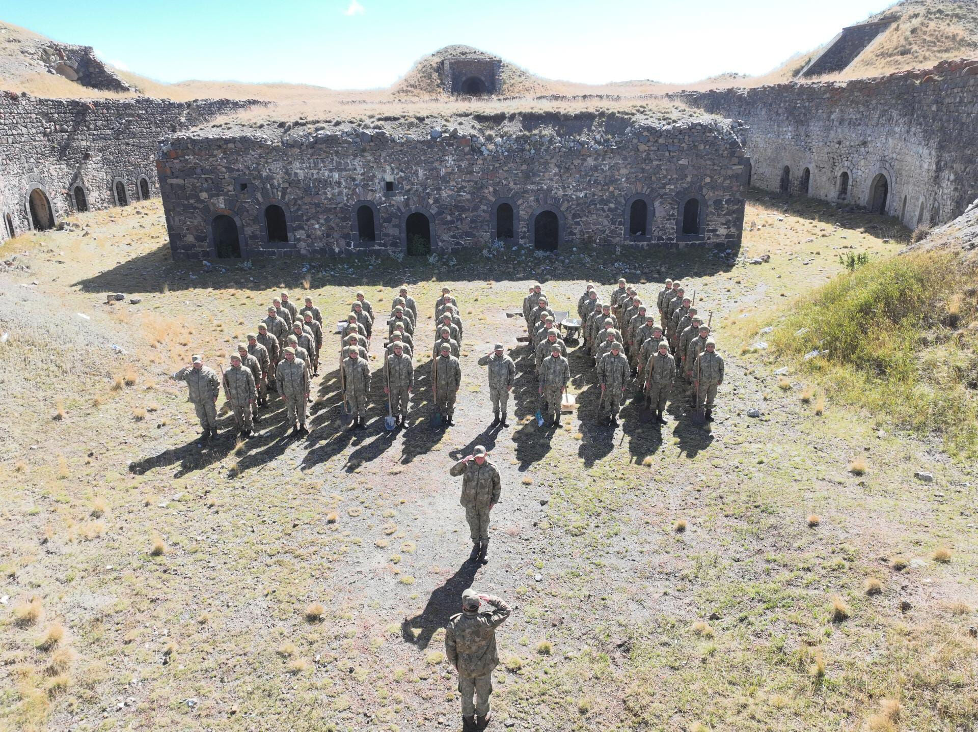 Erzurum'daki tabyalara Mehmetçik'ten mıntıka temizliği...  Valilik tabyalar için harekete geçti Erzurum'daki tabyalara Mehmetçik'ten mıntıka temizliği...  Valilik tabyalar için harekete geçti - 1. Resim