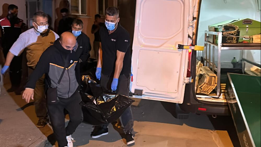 Eskişehir'de acı olay! Eve giren polis cesedi çıkaramadı, herkes kendini dışarı attı Eskişehir'de acı olay! Eve giren polis cesedi çıkaramadı, herkes kendini dışarı attı - 1. Resim