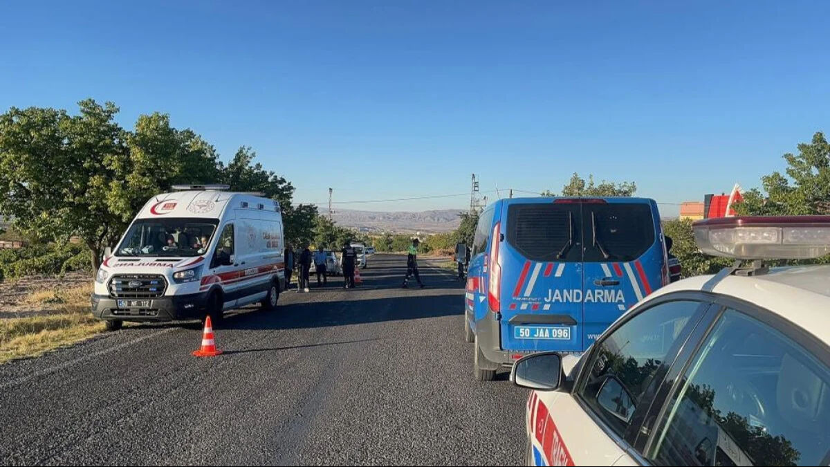 Film sahnelerini aratmayan olay! Önünde namaz kıldığı aracın altında kaldı - 2. Resim