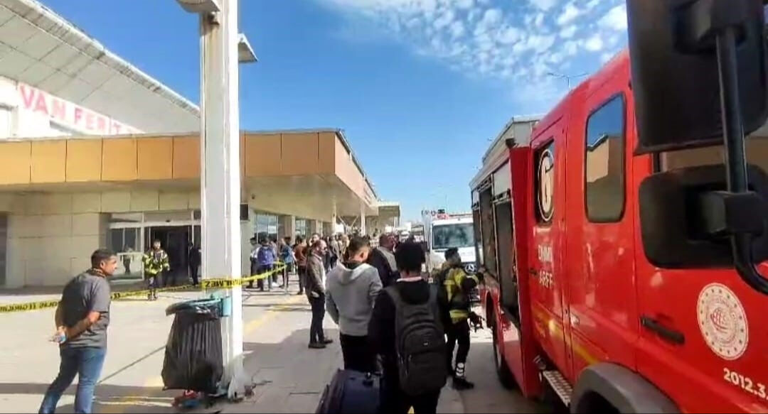 Havalimanında yangın paniği! Uçuşlar durduruldu - 1. Resim