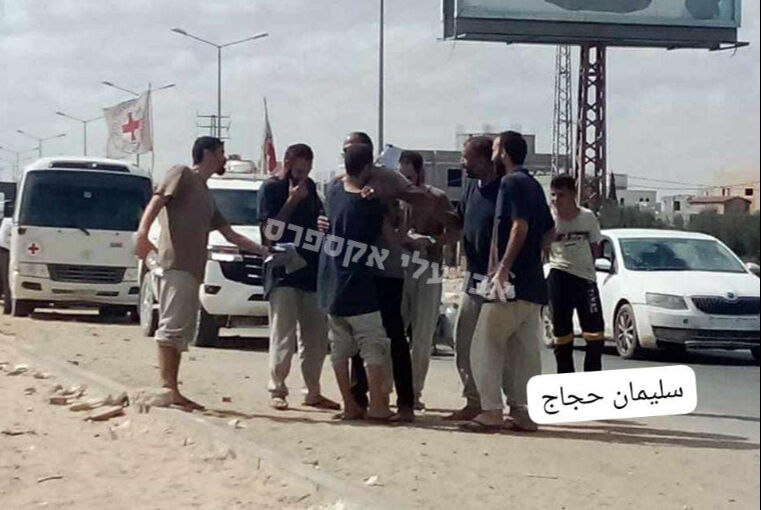 İsrail'in Gazze'de serbest bıraktığı 12 Filistinlide işkence izleri görüldü İsrail'in Gazze'de serbest bıraktığı 12 Filistinlide işkence izleri görüldü - 1. Resim
