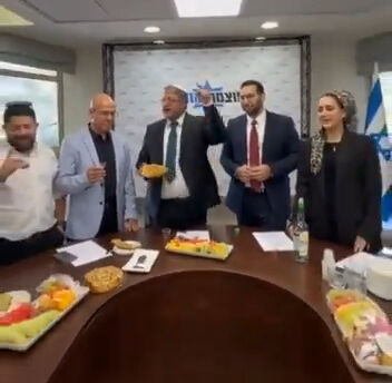 İsrailli Bakan Ben-Gvir, Nasrallah'ın ölümünü baklava dağıtarak kutladı - 2. Resim