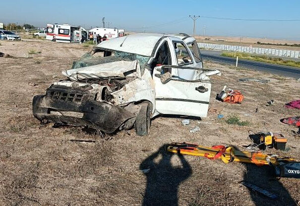 Konya'da feci kaza! Ticari ara&ccedil; tıra &ccedil;arptı, &ouml;l&uuml; ve yaralılar var - 1. Resim