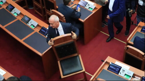 Meclis'te muhalefet sandalyeleri ateşe verdi! Arbede ve gerginlik dışarıya taştı - 3. Resim