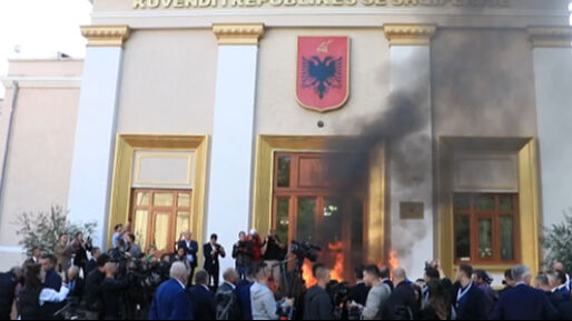 Meclis'te muhalefet sandalyeleri ateşe verdi! Arbede ve gerginlik dışarıya taştı - 1. Resim