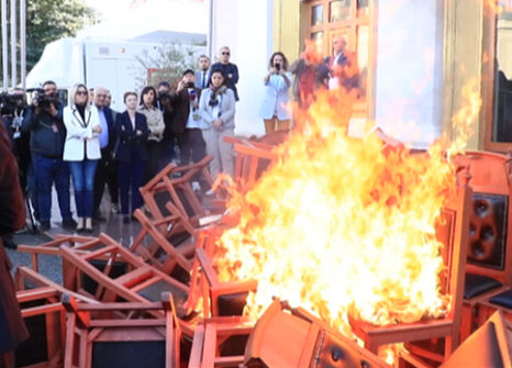 Meclis'te muhalefet sandalyeleri ateşe verdi! Arbede ve gerginlik dışarıya taştı - 2. Resim