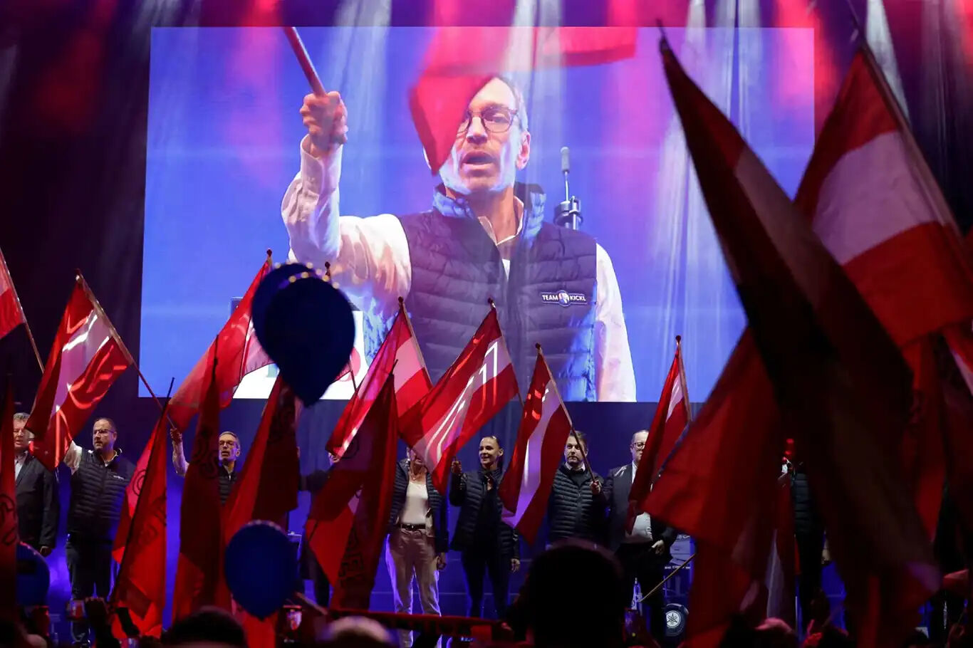 Nazi döneminden bu yana bir ilk! Avusturya’da seçimin galibi aşırı sağcı FPÖ oldu Nazi döneminden bu yana bir ilk! Avusturya’da seçimin galibi aşırı sağcı FPÖ oldu - 1. Resim