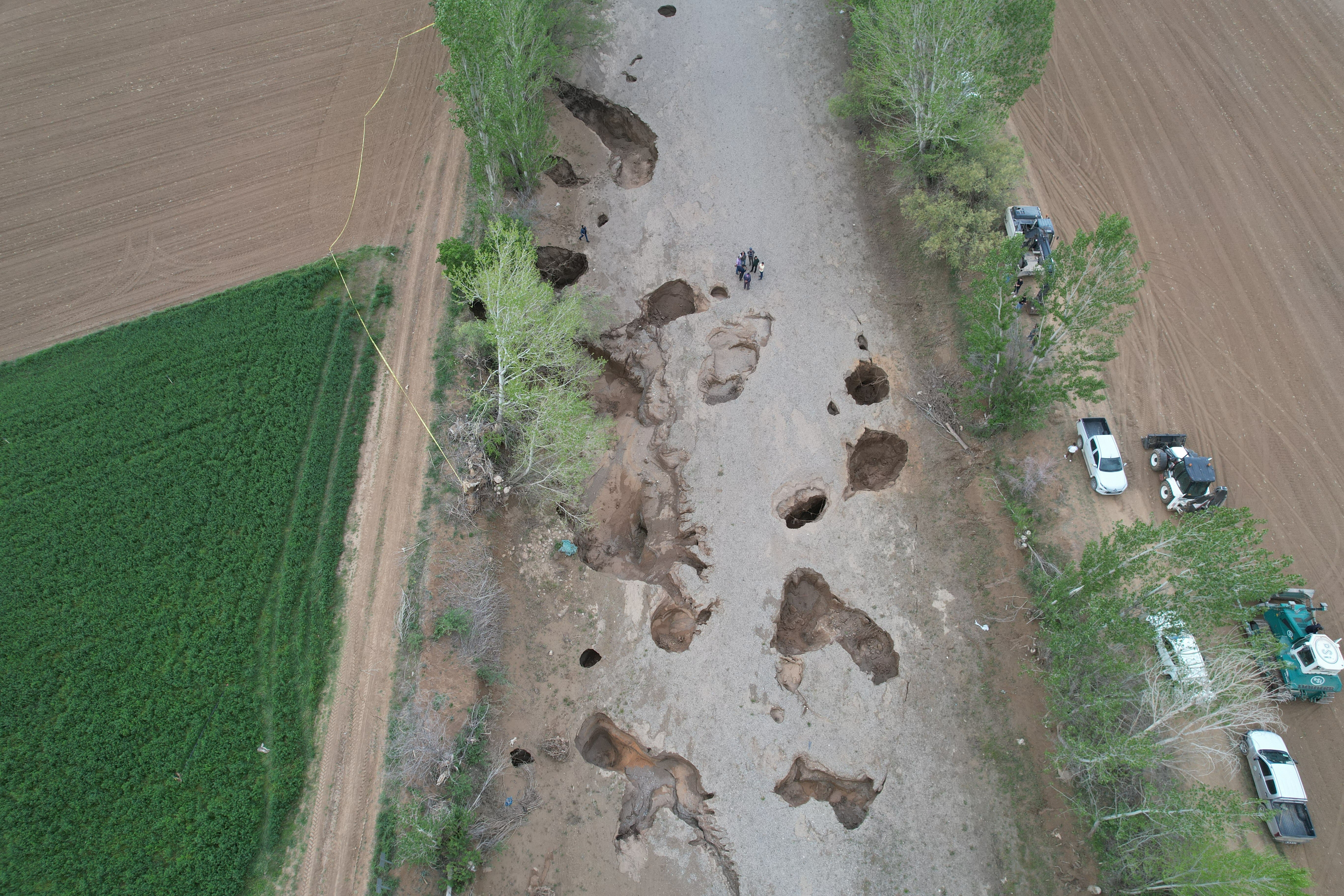 Obruk kabusu kent merkezine yaklaştı... Sıkışan pencereler, kapanmayan kapılar, yerden gelen sesler... - 3. Resim