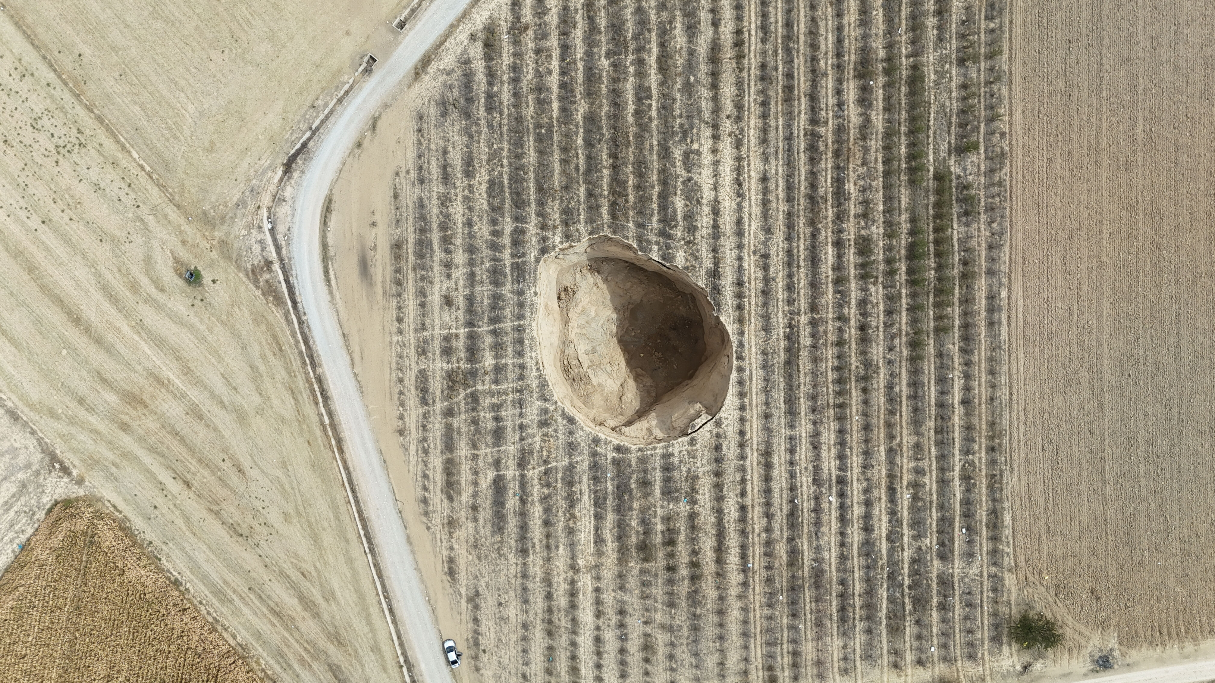 Obruk kabusu kent merkezine yaklaştı... Sıkışan pencereler, kapanmayan kapılar, yerden gelen sesler... - 5. Resim