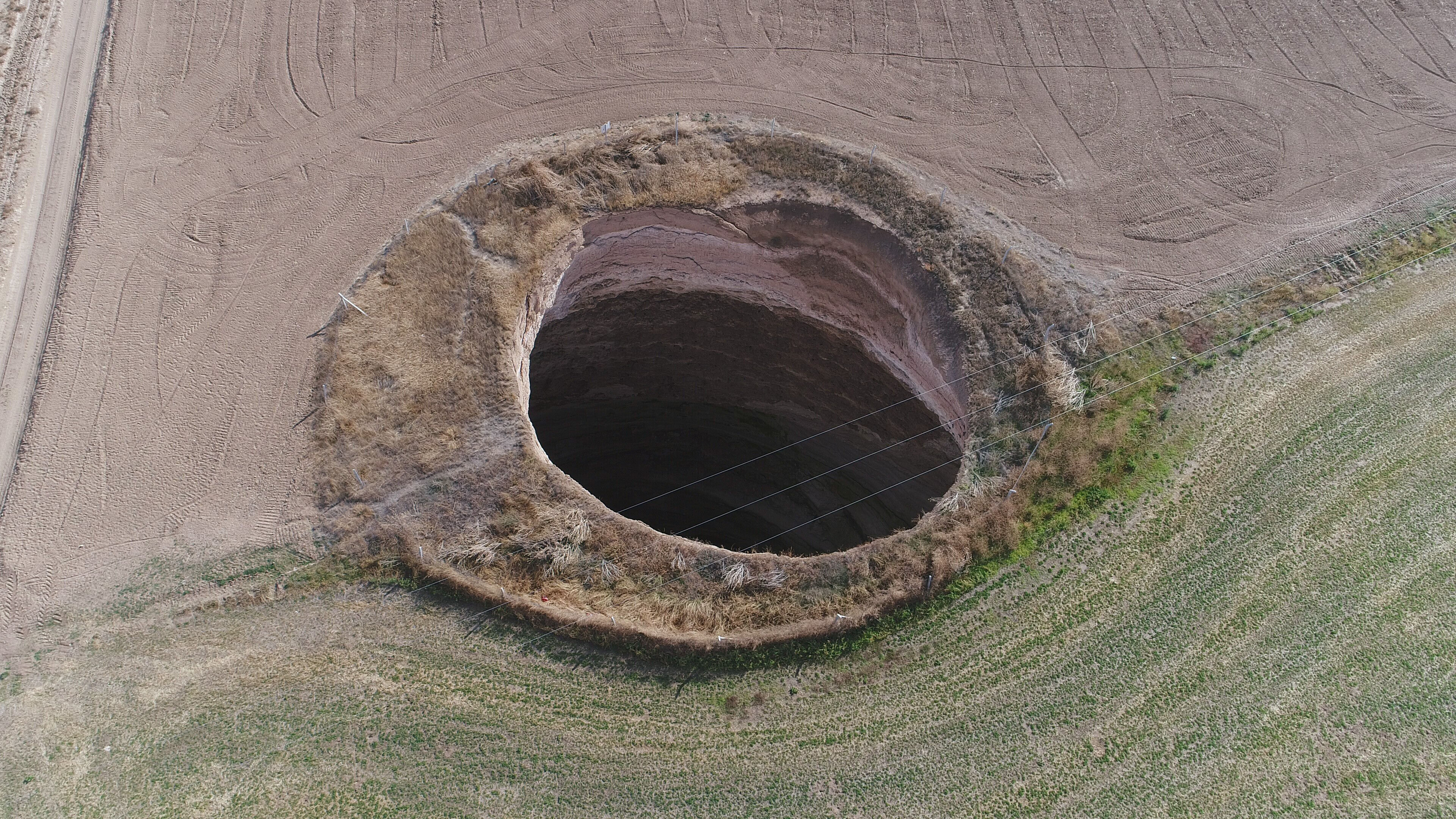 Obruk kabusu kent merkezine yaklaştı... Sıkışan pencereler, kapanmayan kapılar, yerden gelen sesler... - 4. Resim
