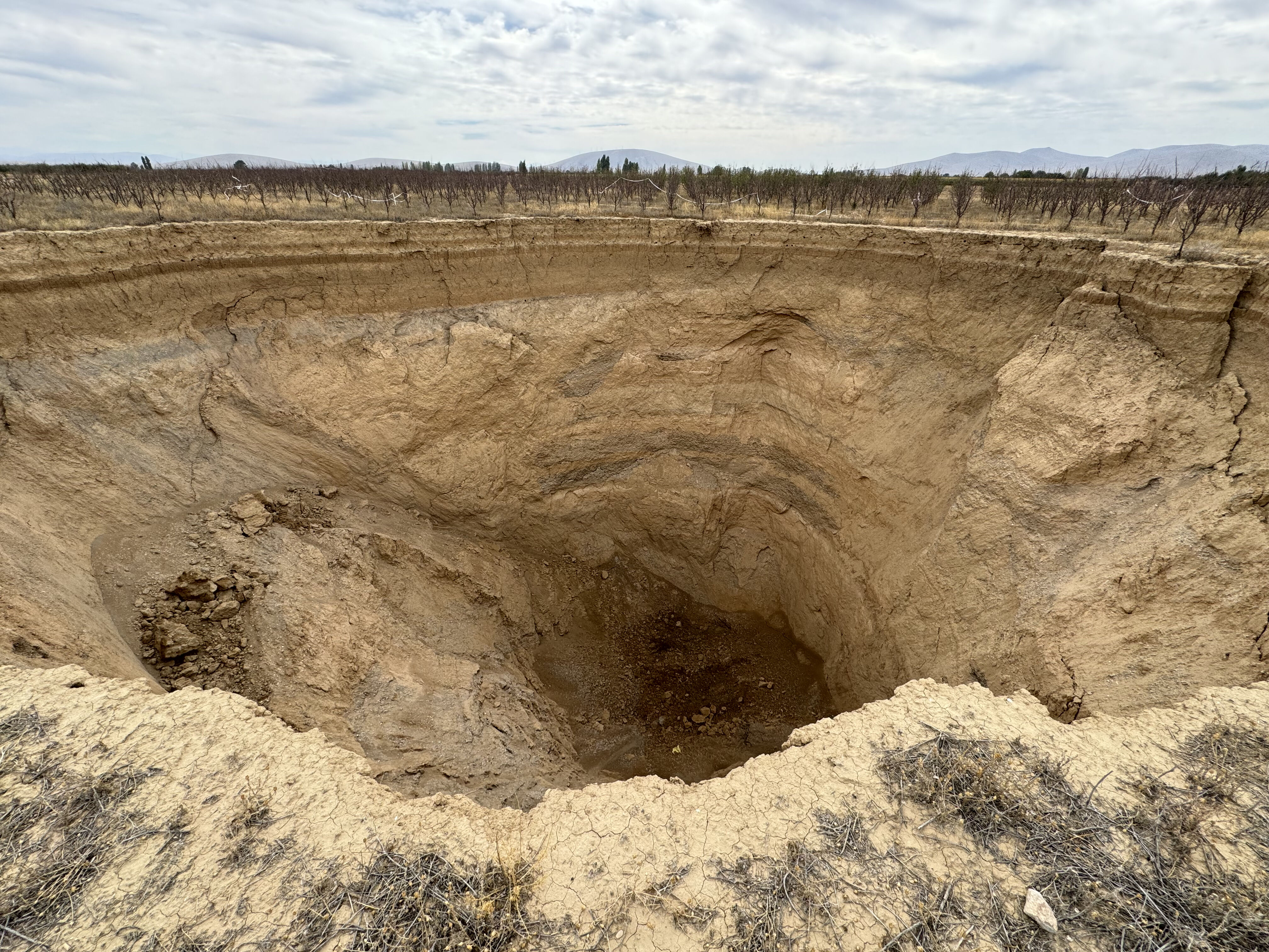 Obruk kabusu kent merkezine yaklaştı... Sıkışan pencereler, kapanmayan kapılar, yerden gelen sesler... - 6. Resim