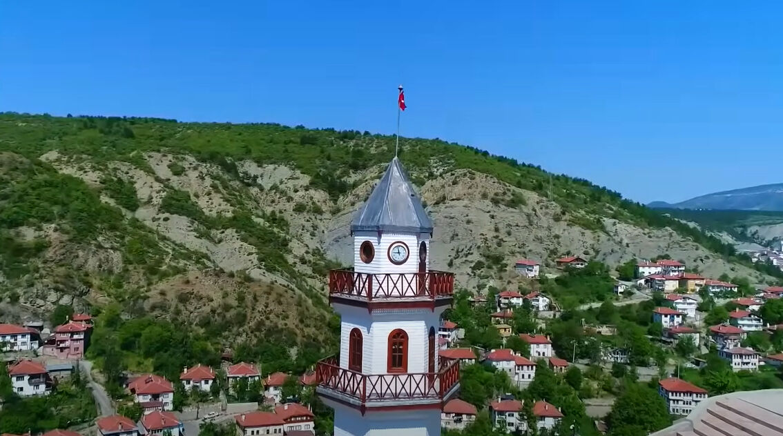 Popstar Firdevs yıllar sonra ortaya çıktı! Orman manzaralı evi gündem oldu - 1. Resim