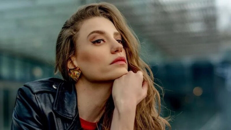 Serenay Sarıkaya imaj değiştirdi! Yeni tarzıyla Ajda Pekkan'a benzetildi - 1. Resim