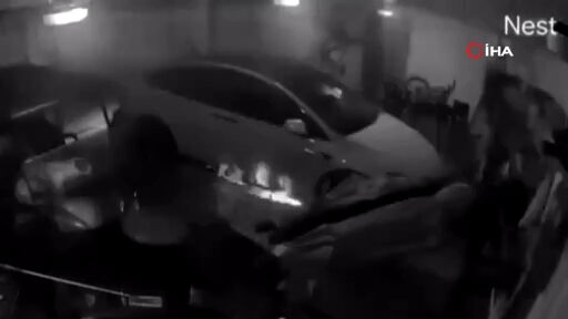 Sular altındaki garajda Tesla alev aldı! 'Tuzlu su' uyarısı şaşırttı - 1. Resim