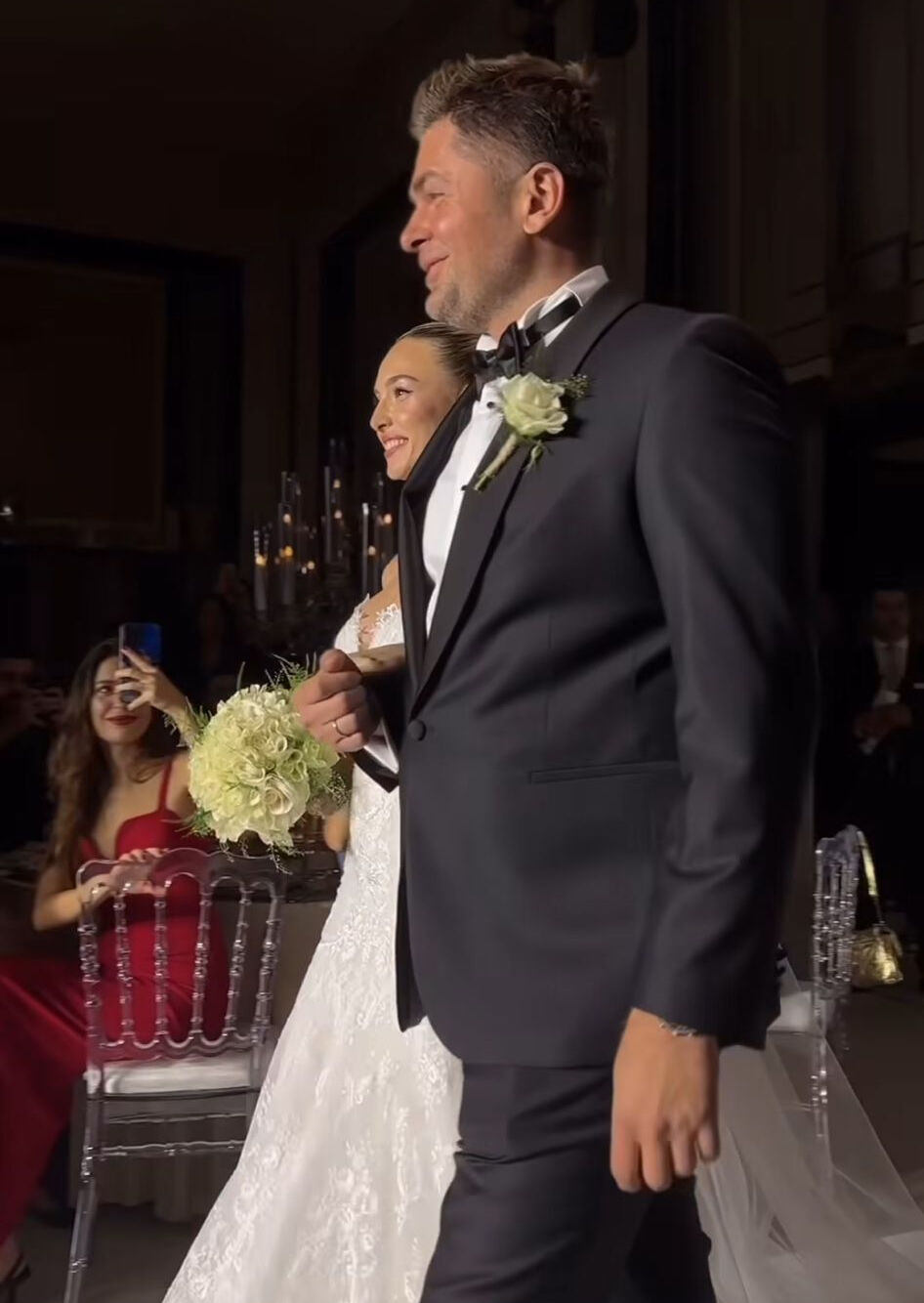 Survivor yarışmacıları Mert Öcal ile Sude Burcu evlendi! Düğünde gözler Acun Ilıcalı’yı aradı - 2. Resim