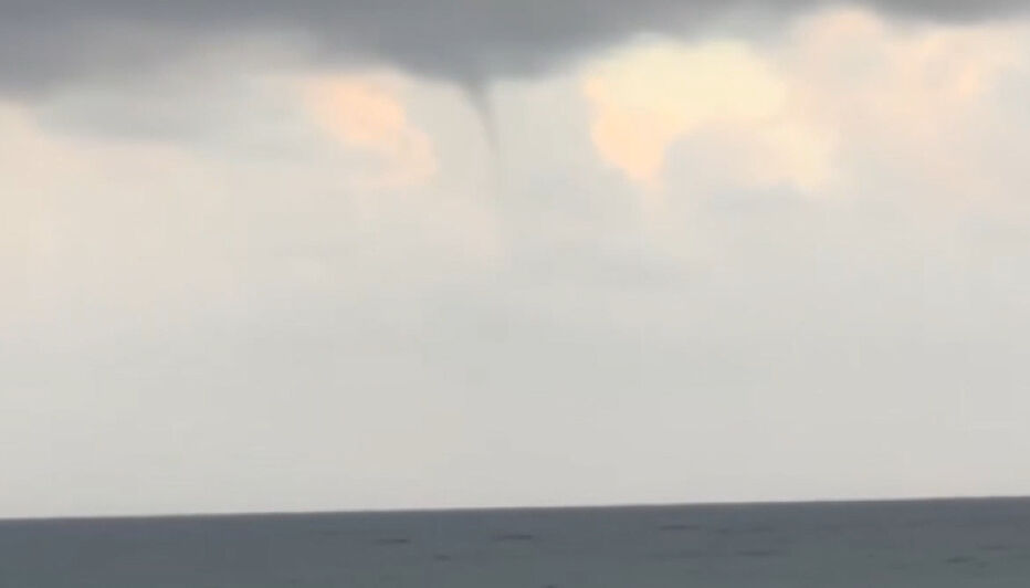 Antalya'da çıkan hortumlar tatilcileri şoke etti! Kimi kaydetti kimi de izleyip yüzmeye devam etti - 1. Resim