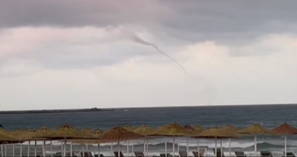 Antalya'da çıkan hortumlar tatilcileri şoke etti! Kimi kaydetti kimi de izleyip yüzmeye devam etti - 3. Resim