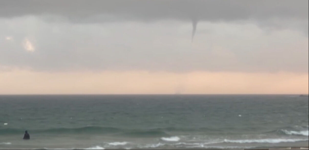 Antalya'da çıkan hortumlar tatilcileri şoke etti! Kimi kaydetti kimi de izleyip yüzmeye devam etti - 2. Resim