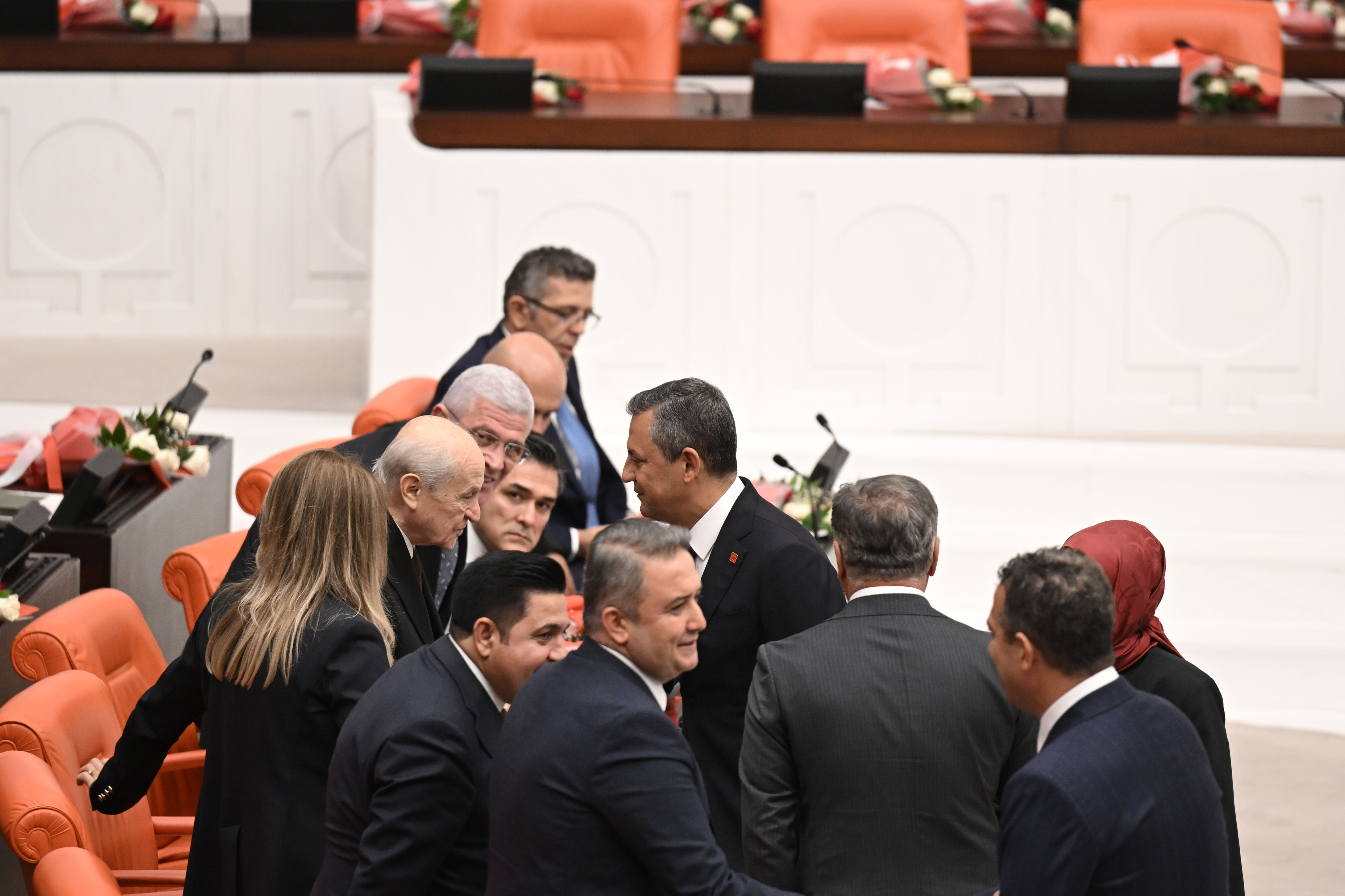 Bahçeli ve Özel TBMM'de selamlaştı! Birbirimizi kırmıyoruz - 1. Resim