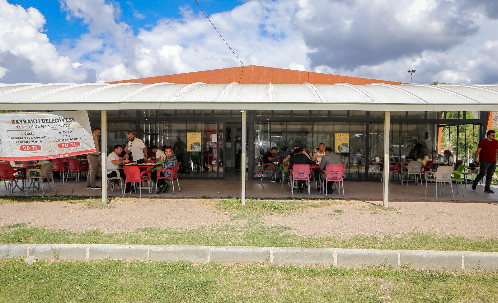 Belediye 3. Kent Lokantası'nı açtı! 4 çeşit yemek 50 TL Belediye 3. Kent Lokantasını açtı! 4 çeşit yemek 50 TL - 1. Resim