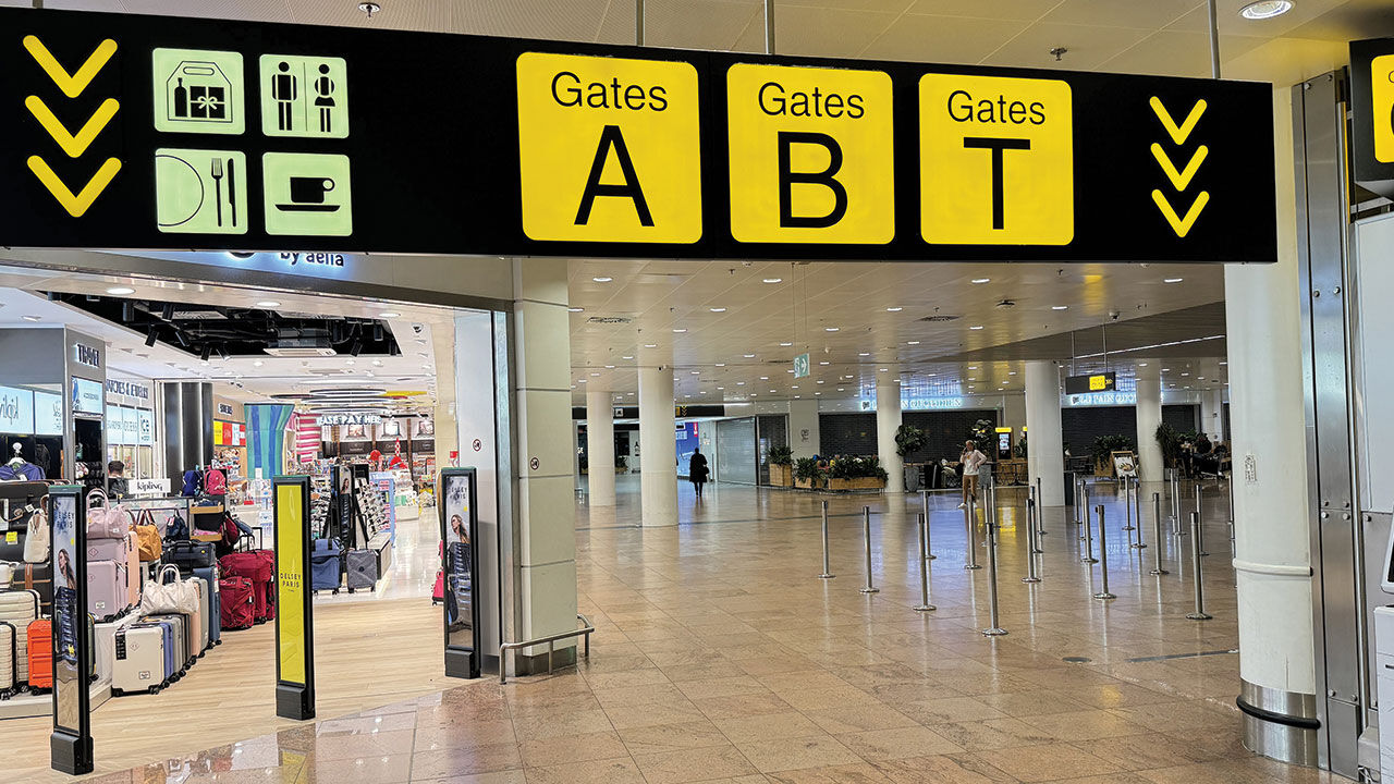 Brüksel Havalimanı çalışanları şartlarının iyileşmesi için seferleri durdurdu Brüksel Havalimanı çalışanları şartlarının iyileşmesi için seferleri durdurdu - 2. Resim