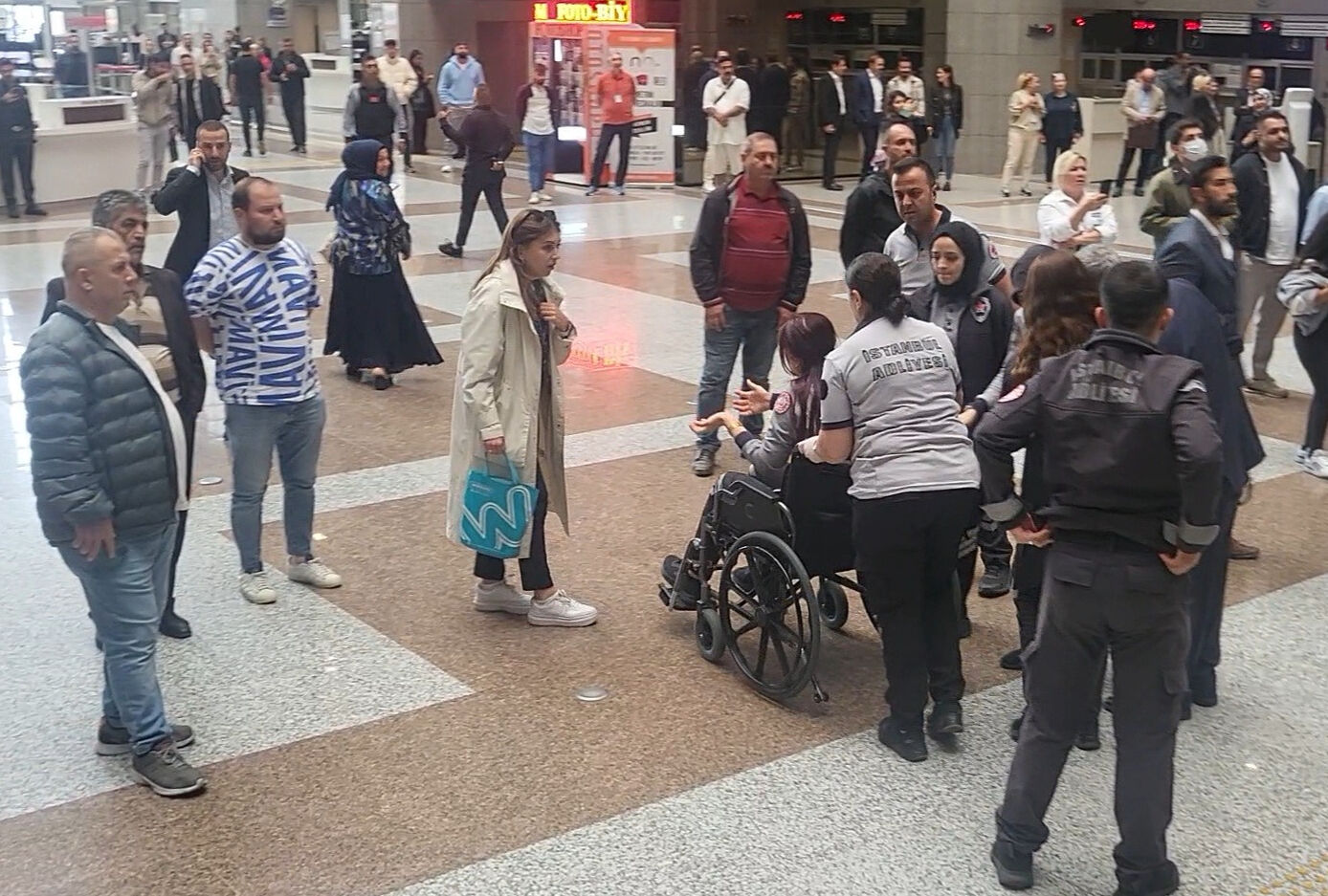 Çağlayan adliyesinde X-ray gerginliği! Polis zor ayırdı - 2. Resim