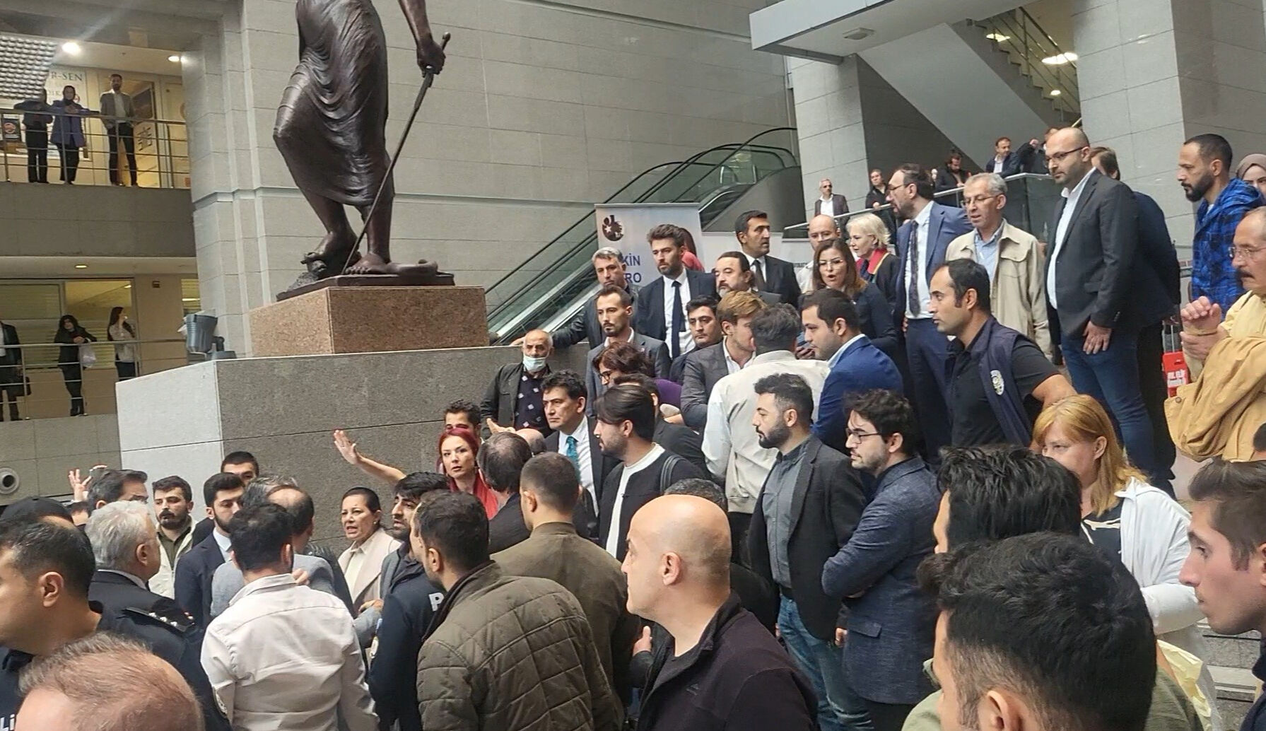 Çağlayan adliyesinde X-ray gerginliği! Polis zor ayırdı - 1. Resim