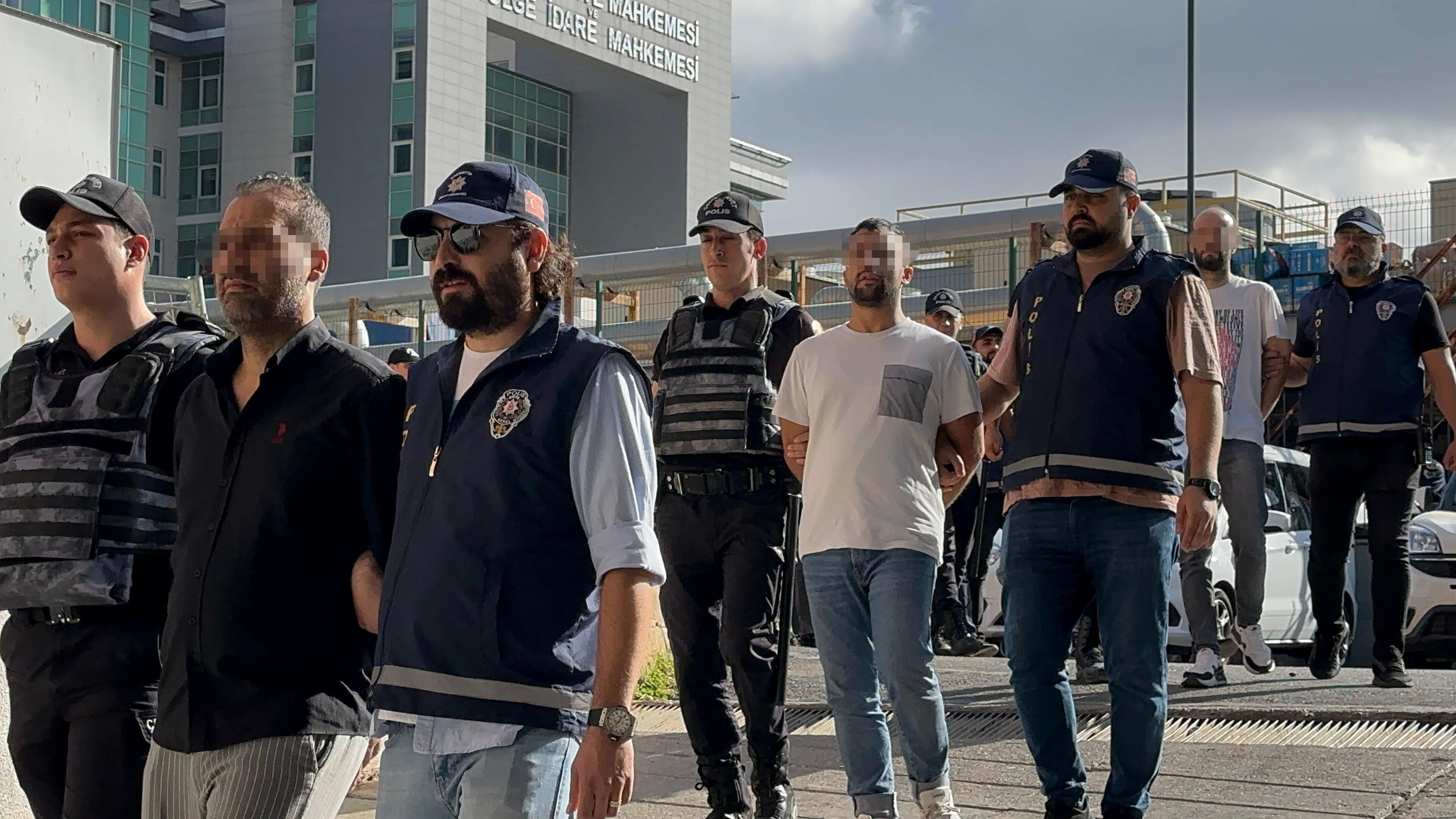 Gaziantep sokaklarında terör estirmişlerdi! Suç makineleri adliyede Gaziantep sokaklarında terör estirmişlerdi! 12 çete üyesine kelepçe - 1. Resim
