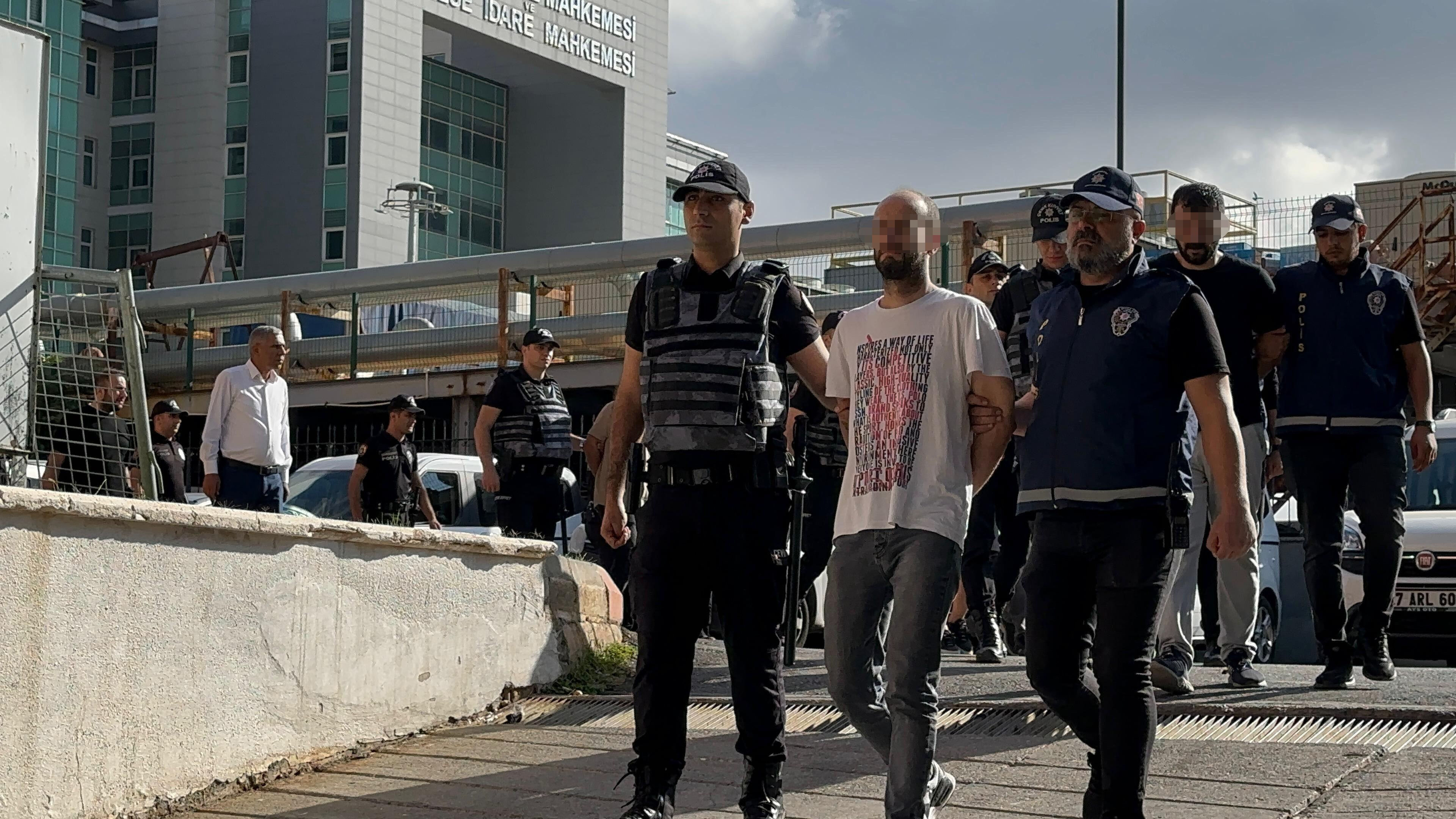 Gaziantep sokaklarında terör estirmişlerdi! Suç makineleri adliyede Gaziantep sokaklarında terör estirmişlerdi! 12 çete üyesine kelepçe - 4. Resim