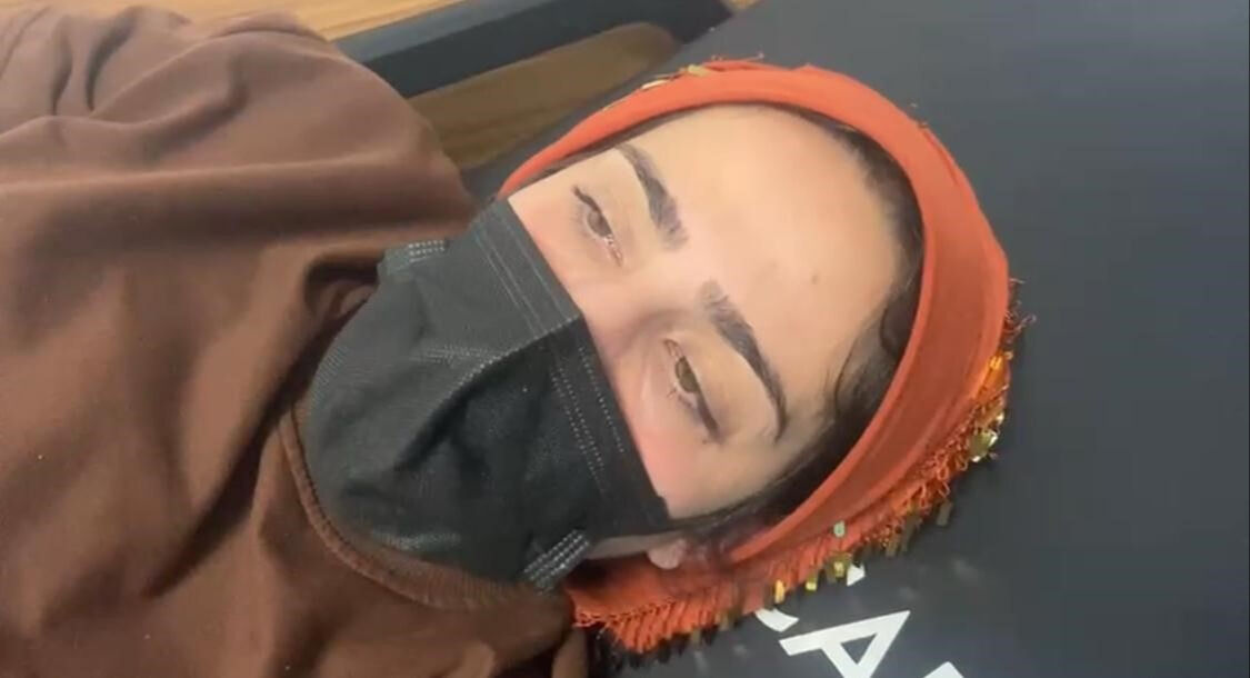 Hapşırma hastalığına tutulan kadın doktorları şoke etti! Sadece bir şeyi yaparken duruyor - 1. Resim