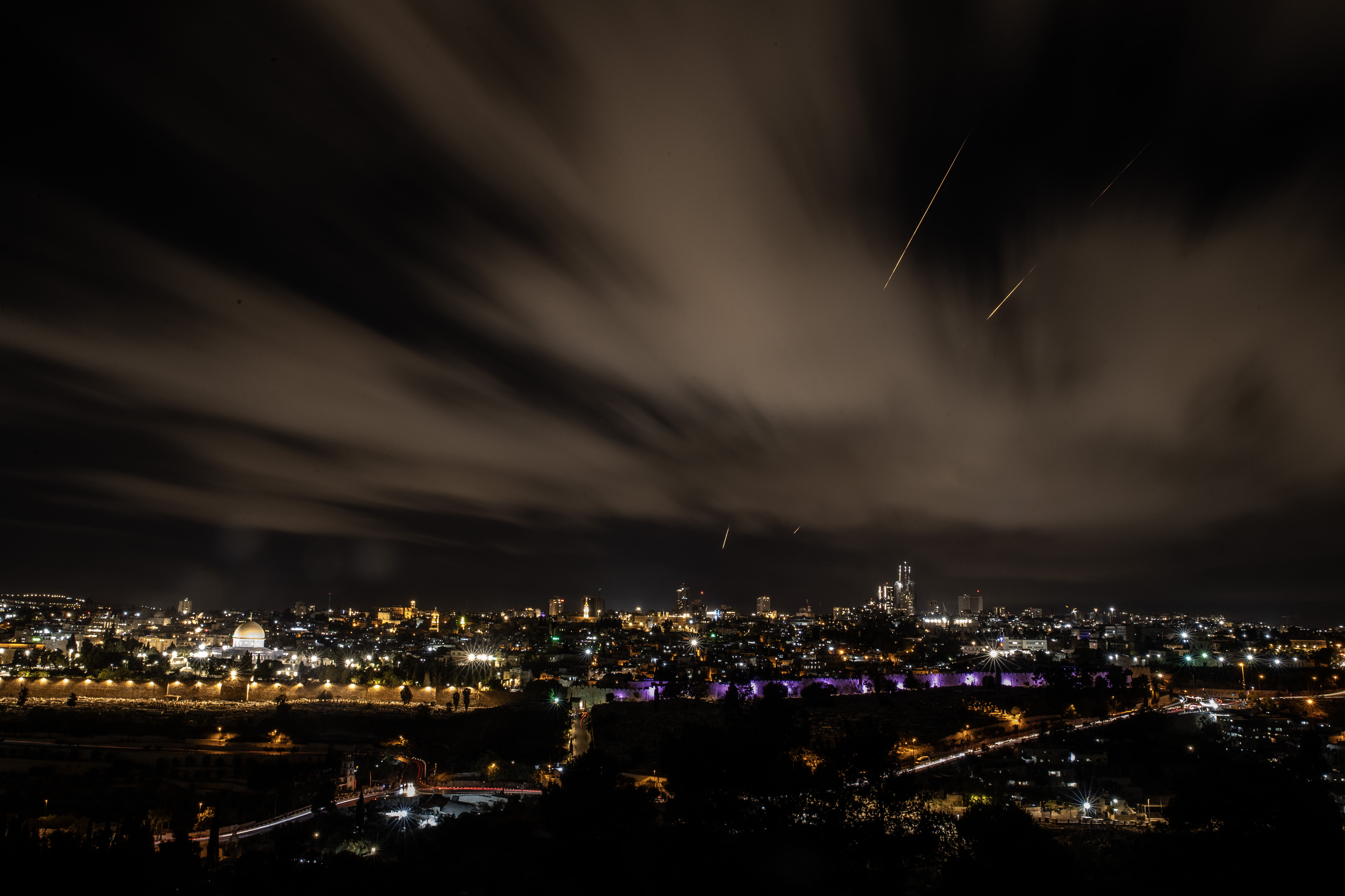 İran'dan İsrail'e tarihi misilleme! Tahran'ın balistik füzeleri Demir Kubbe'yi aştı - 1. Resim